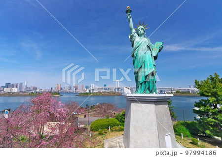 お台場海浜公園に咲くピンクの桜と自由の女神青空に映える お台場海浜公園に咲くピンクの桜と自由の女神青空に映える 97994186