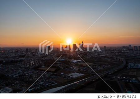 空撮「埼玉県」さいたま新都心と夕日 97994373