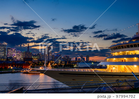 夕暮れのみなとみらいと飛鳥II 97994702