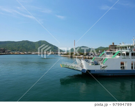 瀬戸内海の港　竹原港に停泊しているフェリー　（広島県） 97994789