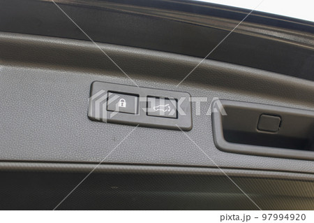 自動車の後部ドアを電動で閉じるオートクローズのボタン 97994920