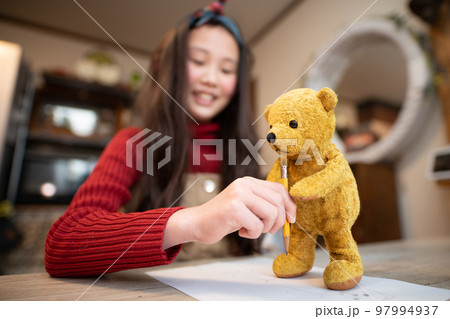 子供に教える熊の縫いぐるみ 子供に教える熊の縫いぐるみ 97994937