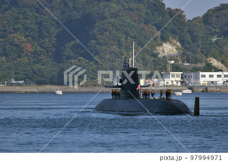 横須賀港を出港する海上自衛隊おやしお型潜水艦 横須賀港を出港する海上自衛隊おやしお型潜水艦 97994971
