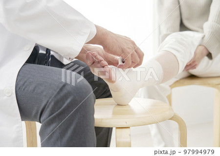 足に包帯を巻く医師 顔無し 足に包帯を巻く医師 顔無し 97994979