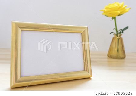 テーブルの上に飾られた写真立てと花 テーブルの上に飾られた写真立てと花 97995325