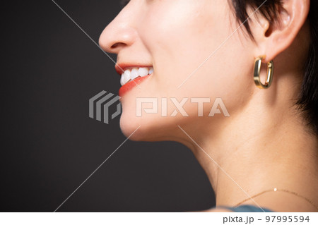 ホワイトニングや歯の矯正に使いやすい口元が美しい女性の横顔のアップ 97995594