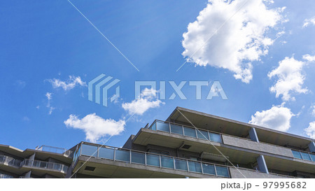 アパートのある風景 97995682