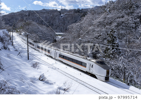 651系と雪景色 97995714