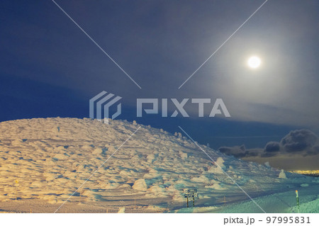 冬の夜間に地蔵山頂駅からみた宮城県側の雪景色 山形県山形市 冬の夜間に地蔵山頂駅からみた宮城県側の雪景色 山形県山形市 97995831
