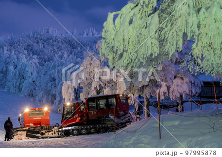 ライトアップされた山形蔵王の樹氷と雪上車　山形県山形市 97995878