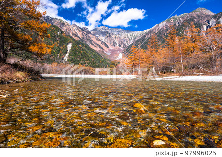 《長野県》秋の上高地・紅葉最盛期 《長野県》秋の上高地・紅葉最盛期 97996025