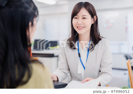 窓口で対応をする女性 97996052