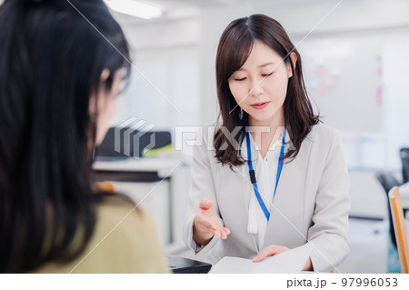 窓口で対応をする女性 窓口で対応をする女性 97996053