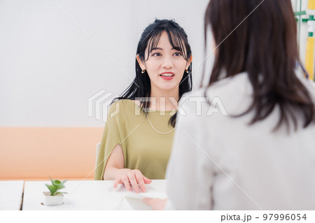 窓口で対応をする女性 97996054