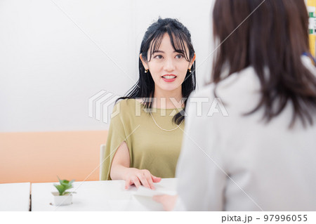 窓口で対応をする女性 窓口で対応をする女性 97996055