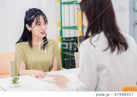 窓口で対応をする女性 97996057