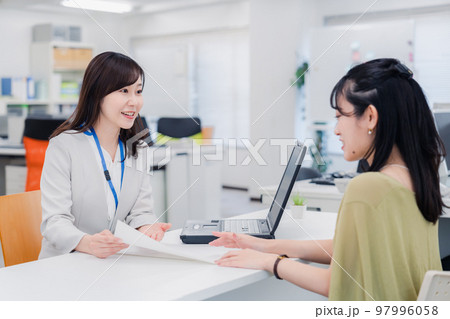 窓口で対応をする女性 97996058