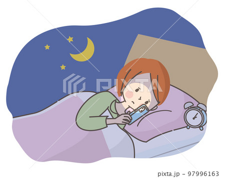 夜ベッドの中でスマホを見る不安な顔の女性 97996163