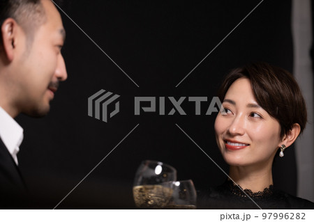 デートで乾杯する素敵なカップル 97996282