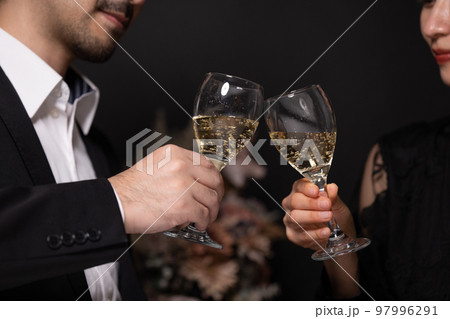 男女の乾杯 夜のデート 男女の乾杯 夜のデート 97996291
