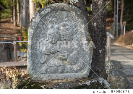 御射神社春宮参道脇の双体道祖神 97996378