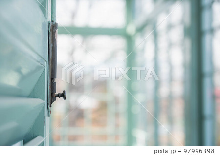 アンティークなドアの鍵 97996398