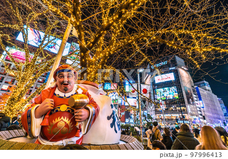 日本の東京都市景観 3千万人超累計・4カ月で1千万人増・死亡456人最多…マスク不要換気不足が＝6日 97996413