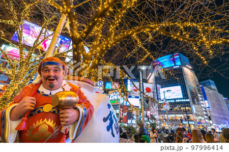 日本の東京都市景観 3千万人超累計・4カ月で1千万人増・死亡456人最多…マスク不要換気不足が＝6日 97996414