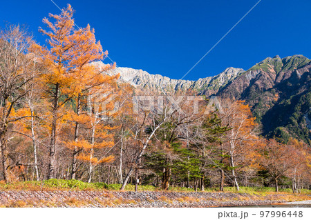 《長野県》秋の上高地・紅葉最盛期 《長野県》秋の上高地・紅葉最盛期 97996448