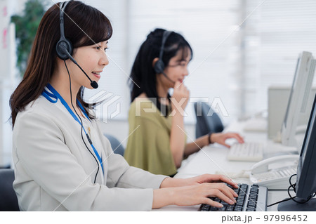 コールセンターでお客様対応をする女性 97996452