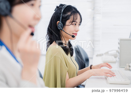 コールセンターでお客様対応をする女性 コールセンターでお客様対応をする女性 97996459