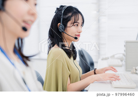 コールセンターでお客様対応をする女性 97996460