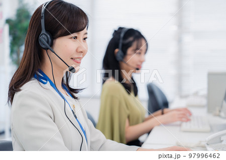 コールセンターでお客様対応をする女性 コールセンターでお客様対応をする女性 97996462
