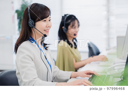 コールセンターでお客様対応をする女性 コールセンターでお客様対応をする女性 97996468