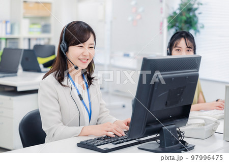 コールセンターでお客様対応をする女性 97996475