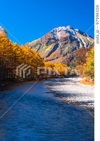 《長野県》秋の上高地・紅葉最盛期 97996500