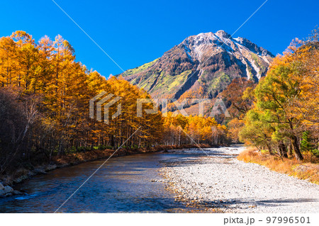 《長野県》秋の上高地・紅葉最盛期 97996501