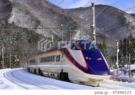 冬の板谷峠を越える山形新幹線 97996525