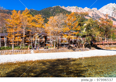 《長野県》秋の上高地・紅葉最盛期 97996537