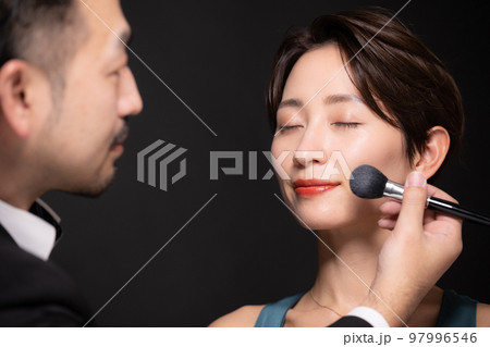 ニューヨーク帰りっぽいメイクアアップアーティスト 97996546