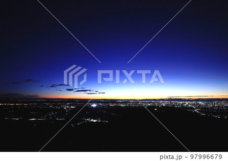 夜明け前の宇都宮市の夜景／栃木県宇都宮市多気山 97996679