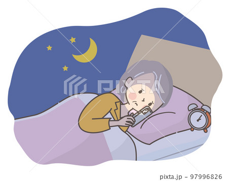 夜ベッドの中でスマホを見る不安な顔のシニア女性 夜ベッドの中でスマホを見る不安な顔のシニア女性 97996826