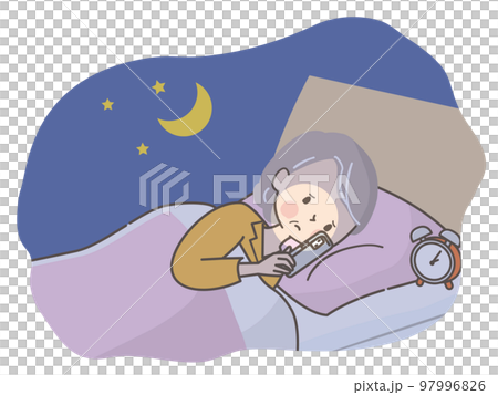 夜ベッドの中でスマホを見る不安な顔のシニア女性 夜ベッドの中でスマホを見る不安な顔のシニア女性 97996826