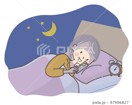 夜ベッドの中でスマホを見るシニア女性のイラスト 97996827