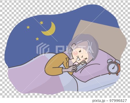 夜ベッドの中でスマホを見るシニア女性のイラスト 97996827