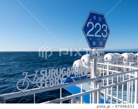 駿河湾フェリー船上の県道223号線の標識と自転車のロゴ 駿河湾フェリー船上の県道223号線の標識と自転車のロゴ 97996832