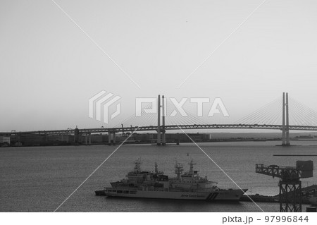 横浜ベイブリッジの全景 97996844