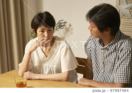 家で落ち込む中年女性 97997464