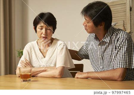 家で落ち込む中年女性 97997465