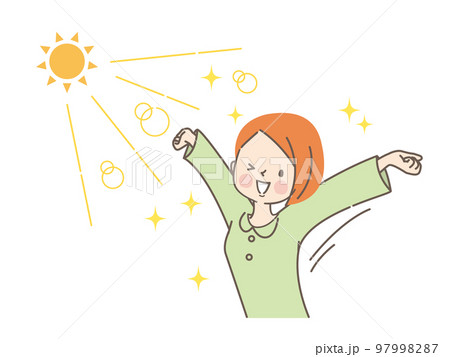 太陽の光を浴びながら伸びをする若い女性 97998287